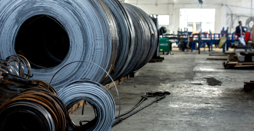 Imagem de condutores de alumínio em rolos ou instalados em uma rede elétrica.